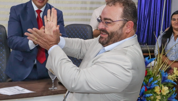 “Conto com o apoio da Câmara e da população para que possamos construir um futuro melhor para Boca do Acre”, diz Frank Barros durante diplomação